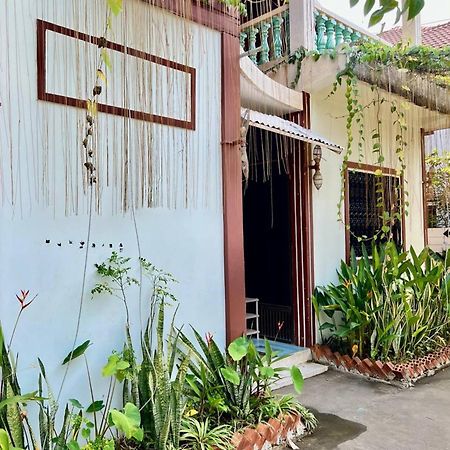 Lotus Blanc Homestay พระตะบอง ภายนอก รูปภาพ