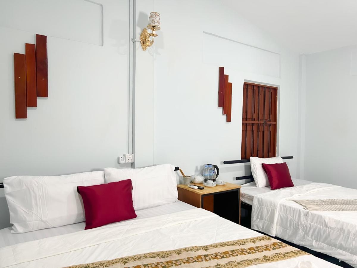Lotus Blanc Homestay พระตะบอง ภายนอก รูปภาพ