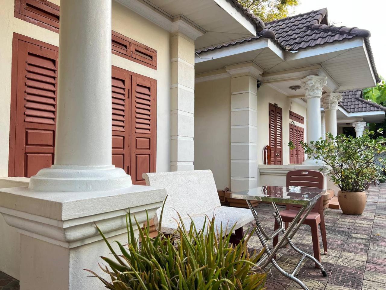 Lotus Blanc Homestay พระตะบอง ภายนอก รูปภาพ